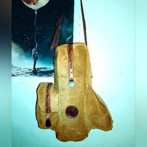 La Montura Tallabarteria Leather suede heavy duty sling bag!! Beautifully crafte